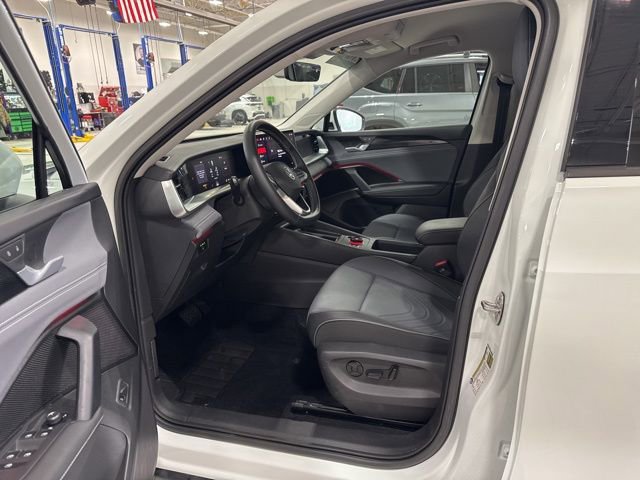 Used 2025 Volkswagen Tiguan SE image 10