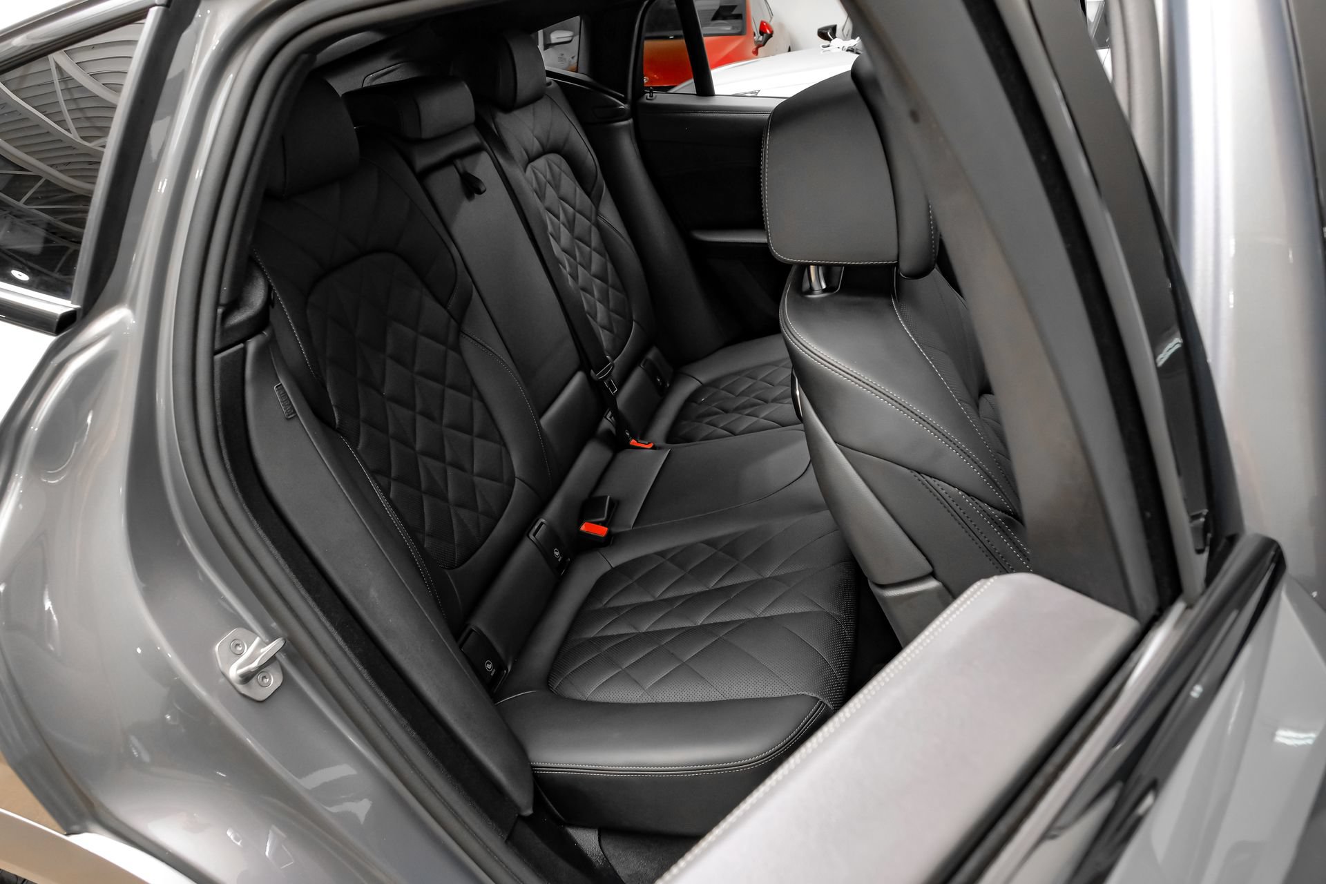 Used 2025 BMW X6 xDrive40i w/ Climate Comfort Package AWD/4WD image 36