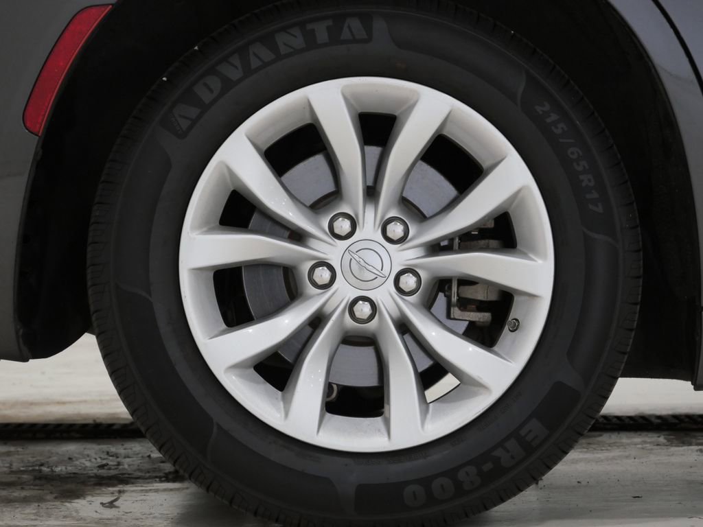 Used 2023 Chrysler 300 Touring RWD image 6