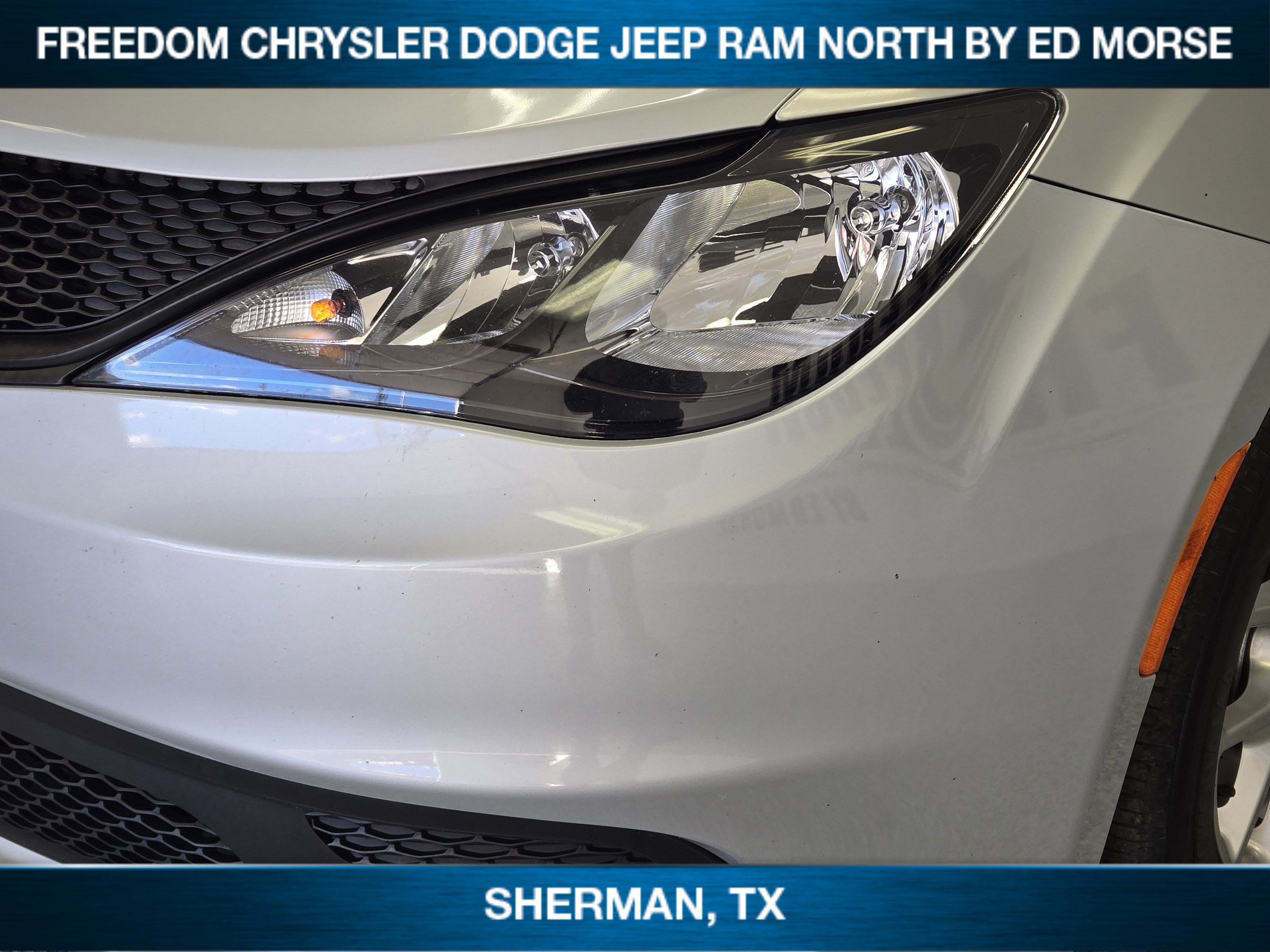 Used 2023 Chrysler Voyager LX image 5