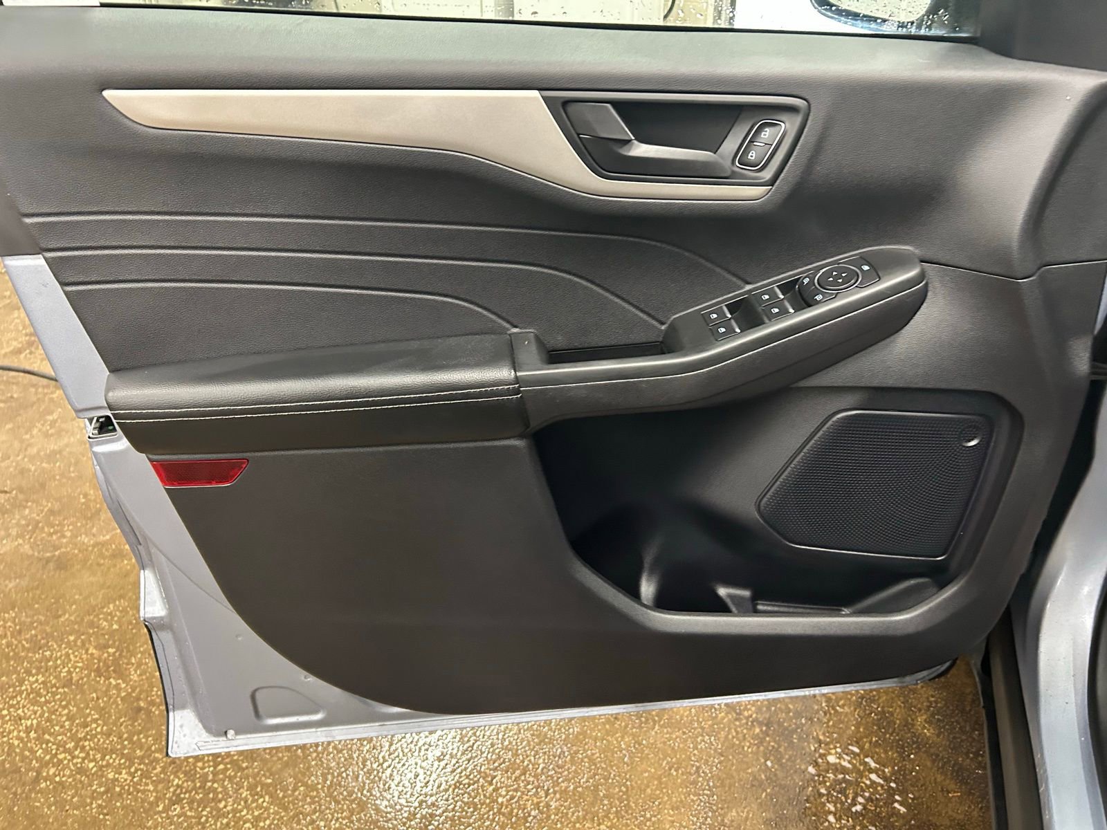 Used 2022 Ford Escape SE w/ SE Sport Appearance Package image 10