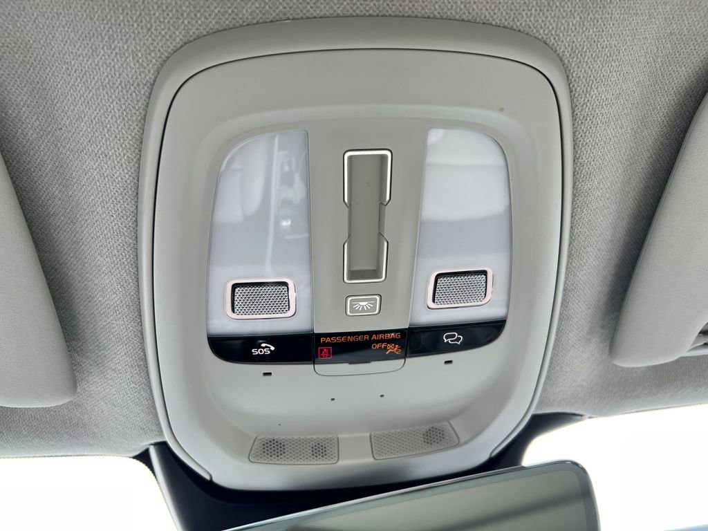 Used 2023 Volvo XC40 B4 Plus image 31