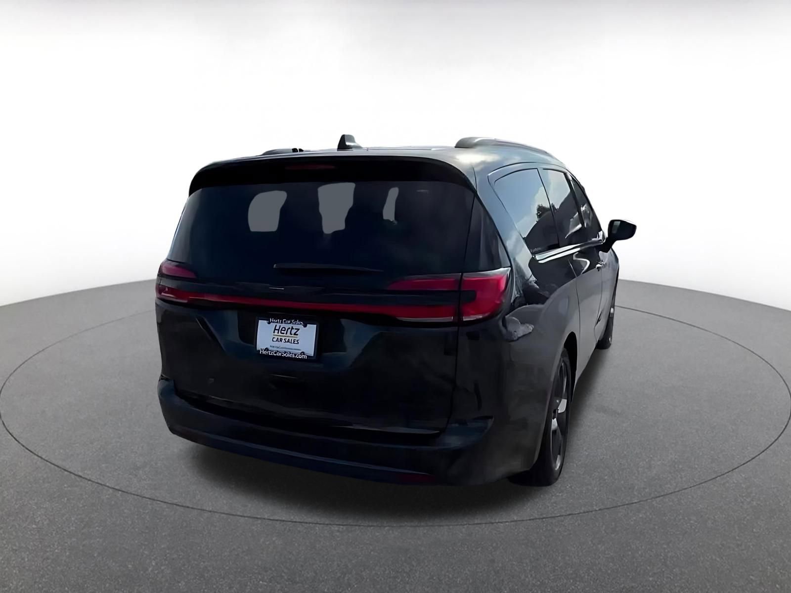 Used 2025 Chrysler Pacifica Limited image 14