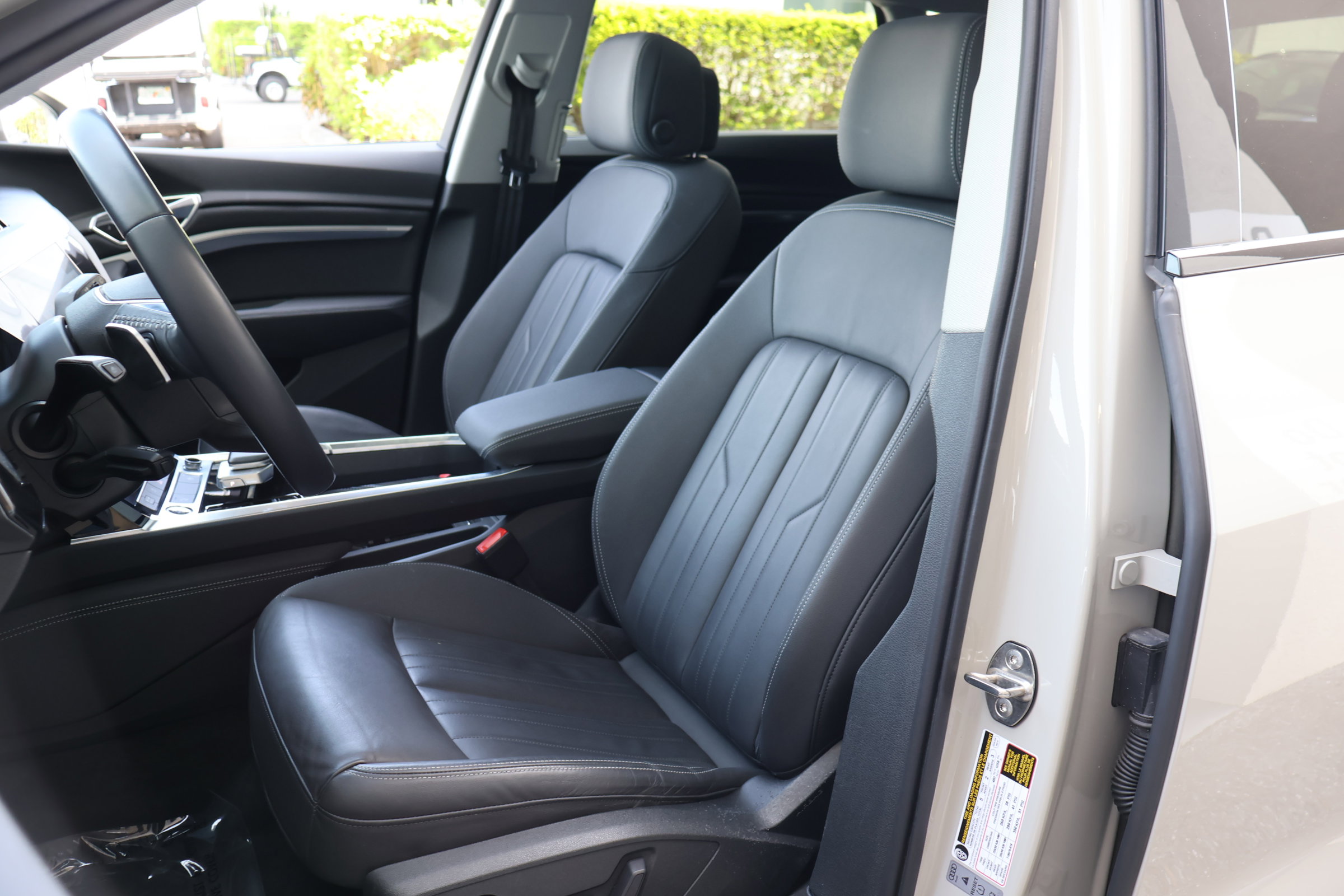 Used 2021 Audi e-tron Premium w/ Convenience Plus Package image 2