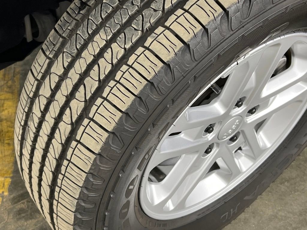 Used 2023 Jeep Grand Cherokee Laredo image 40