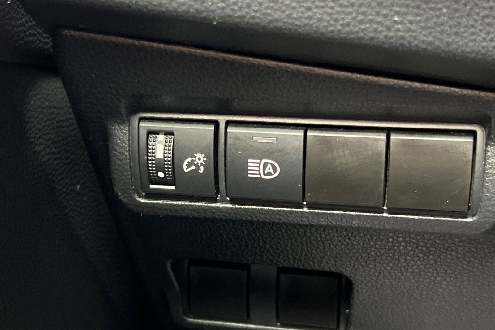 Certified 2023 Toyota Corolla Cross XLE image 33