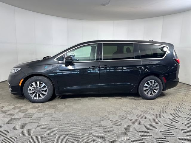 Used 2023 Chrysler Pacifica Touring-L image 6