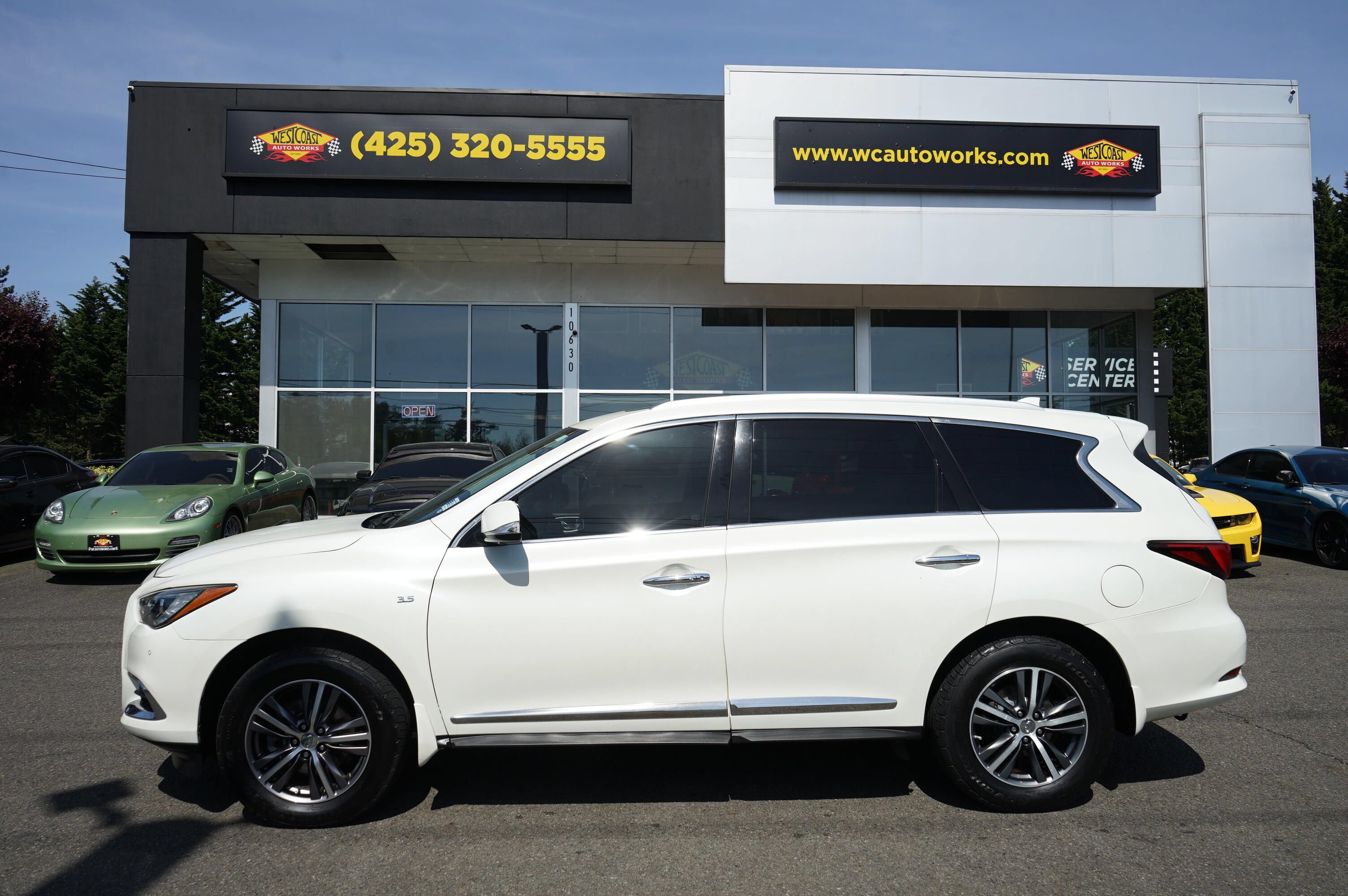Used 2017 INFINITI QX60 Luxe w/ Premium Plus Package AWD/4WD image 2