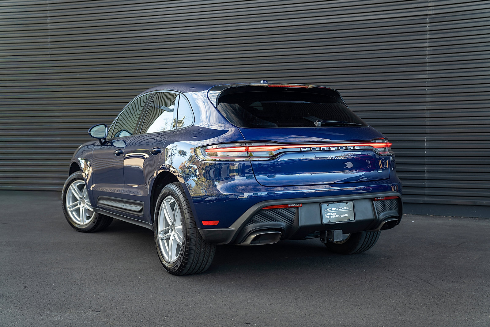 Certified 2025 Porsche Macan AWD/4WD image 3