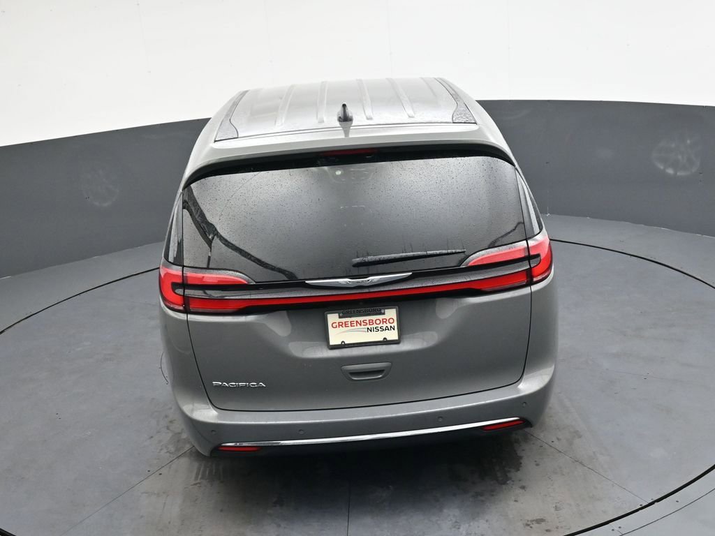 Used 2023 Chrysler Pacifica Touring-L image 27
