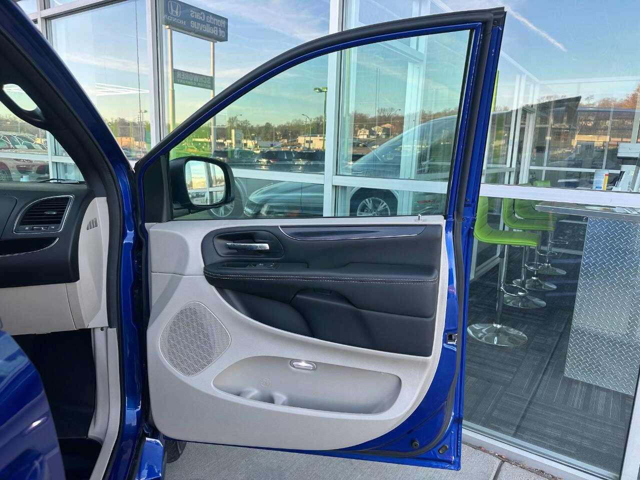 Used 2018 Dodge Grand Caravan SXT image 18