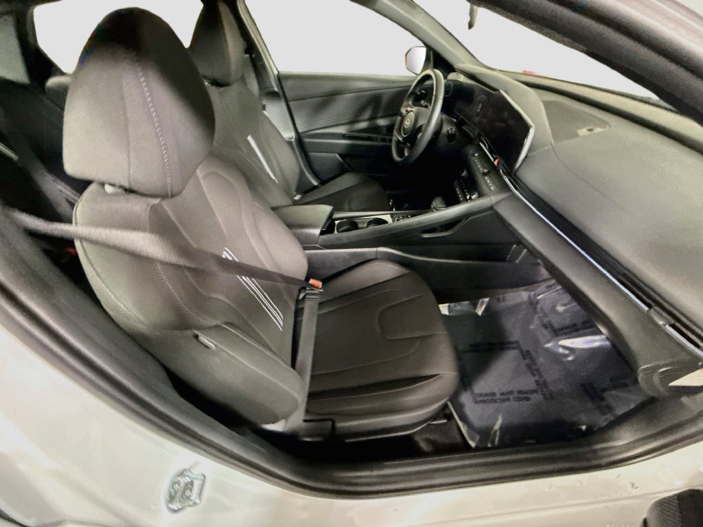 Certified 2025 Hyundai Elantra SEL FWD image 30