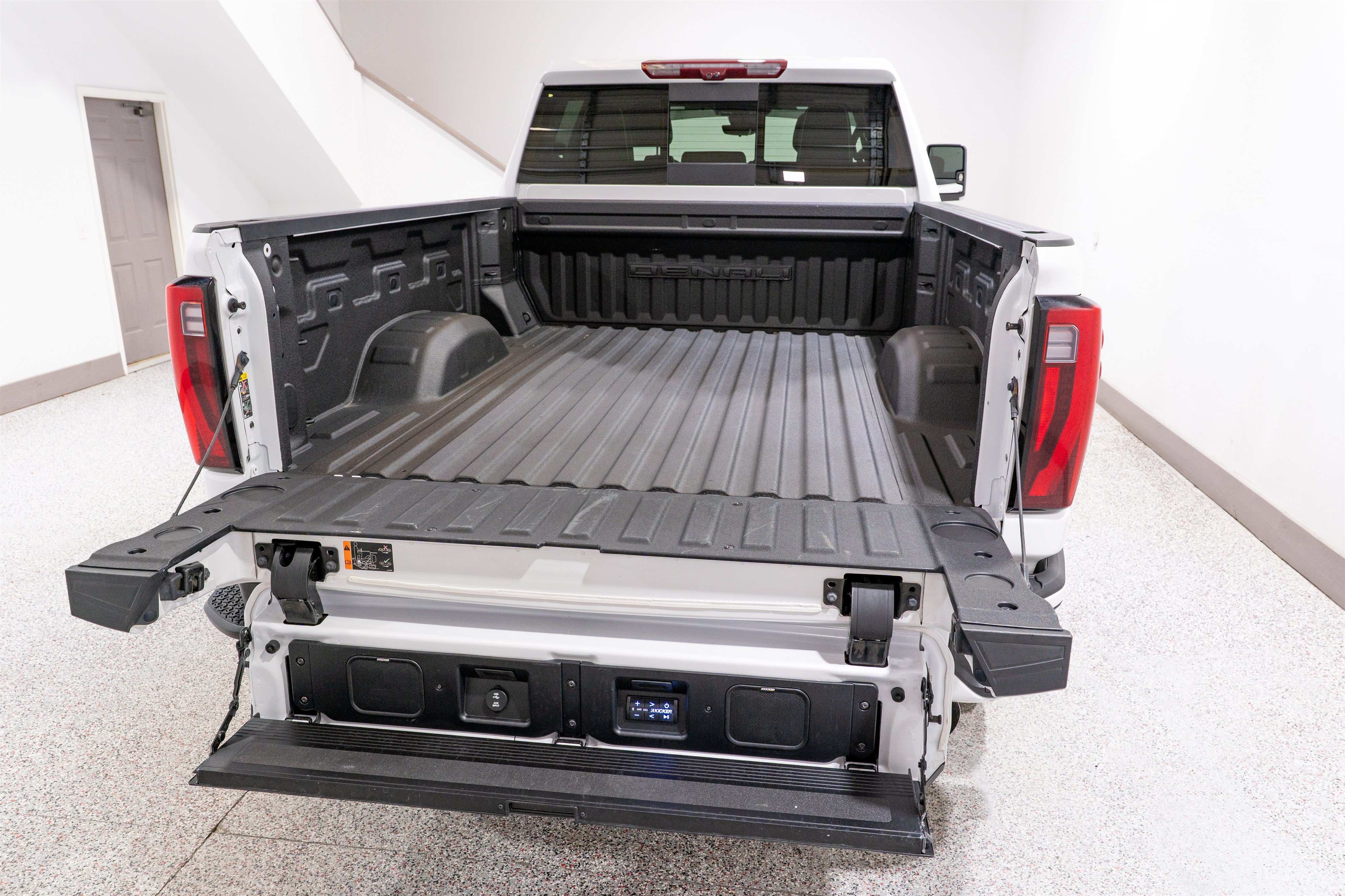 Used 2024 GMC Sierra 2500 Denali Ultimate AWD/4WD image 11