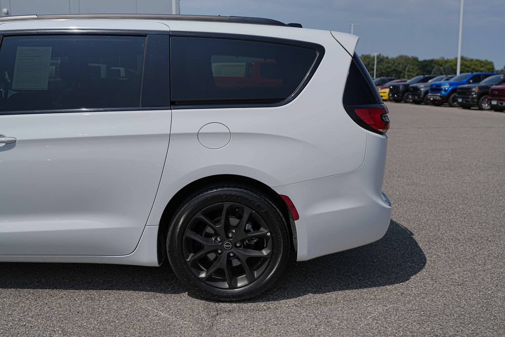 Used 2025 Chrysler Pacifica Limited FWD image 12