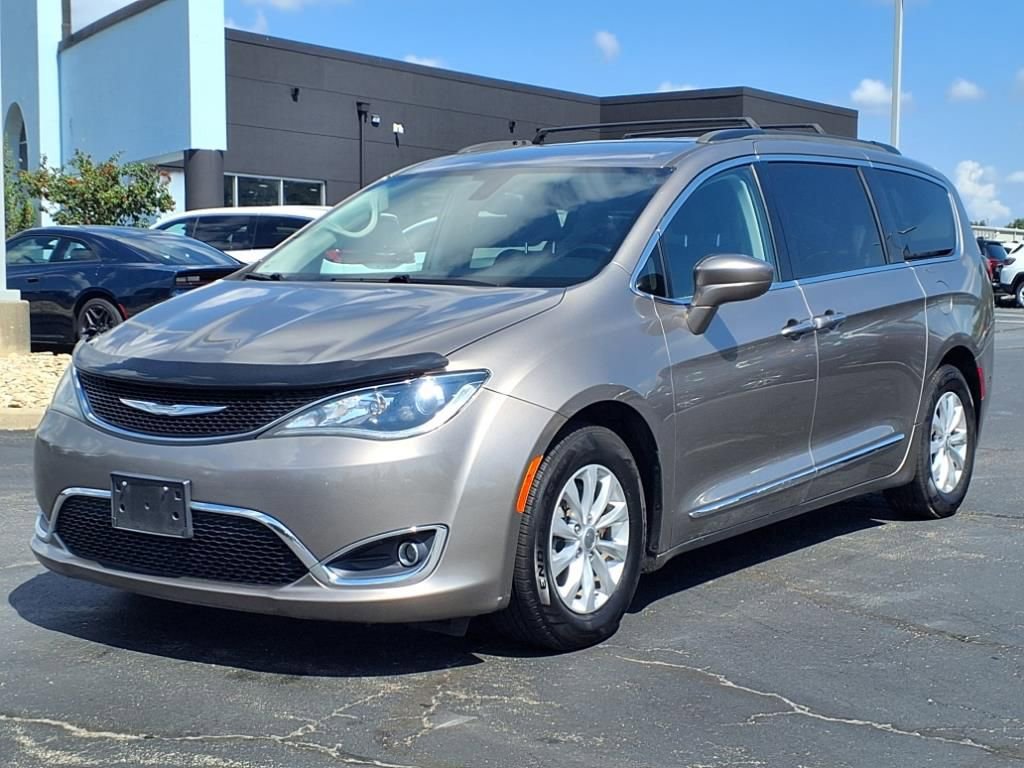 Used 2017 Chrysler Pacifica Touring-L image 2