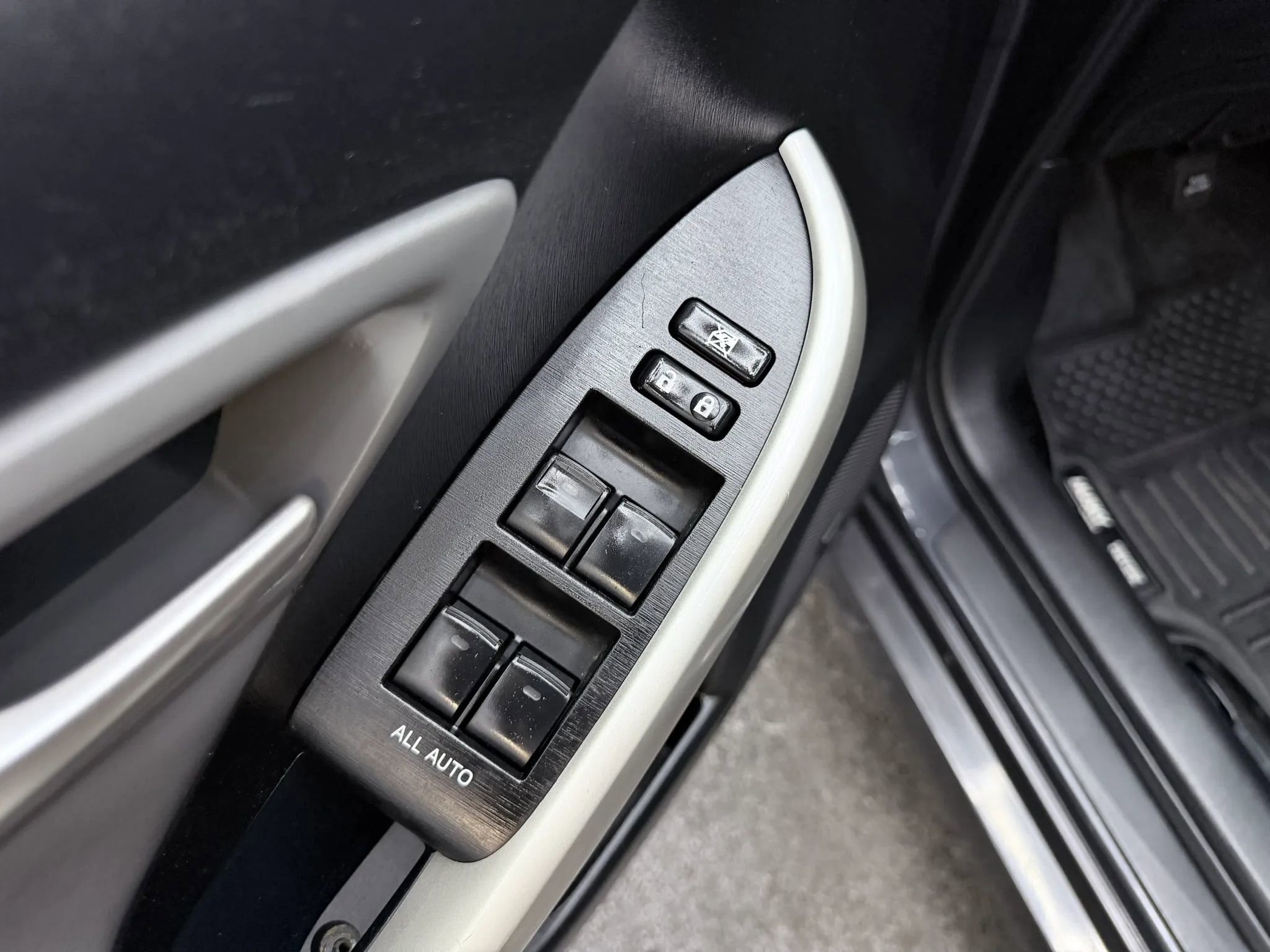 Used 2014 Toyota Prius Four w/ Solar Roof Package FWD image 15