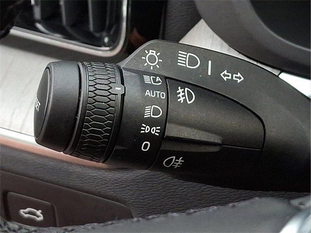 Certified 2025 Volvo XC60 B5 Plus image 22