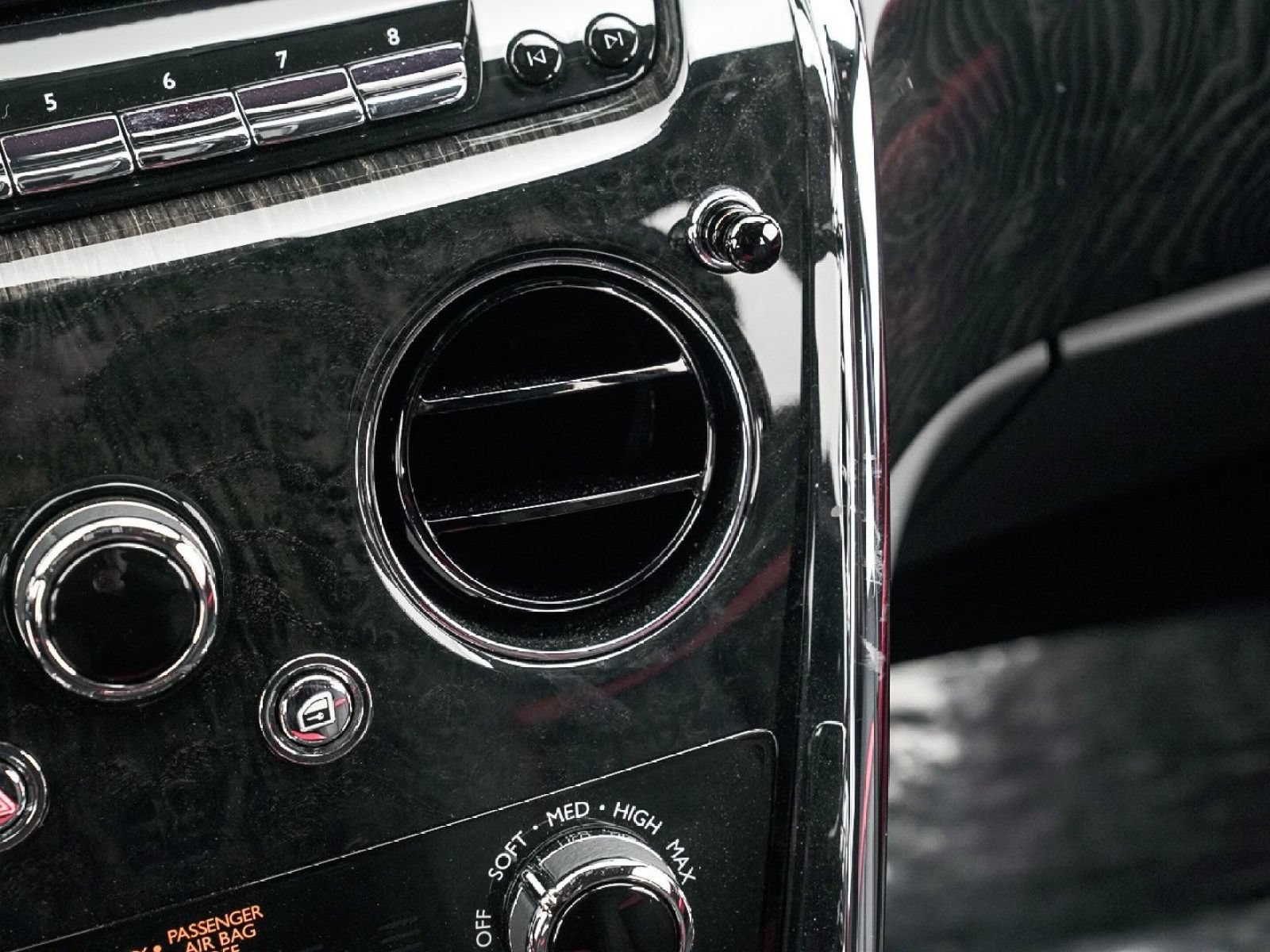 Certified 2025 Rolls-Royce Cullinan AWD/4WD image 36