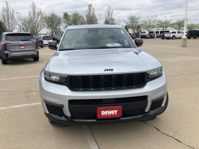 Certified 2023 Jeep Grand Cherokee L Limited w/ Black Appearance Package AWD/4WD image 2