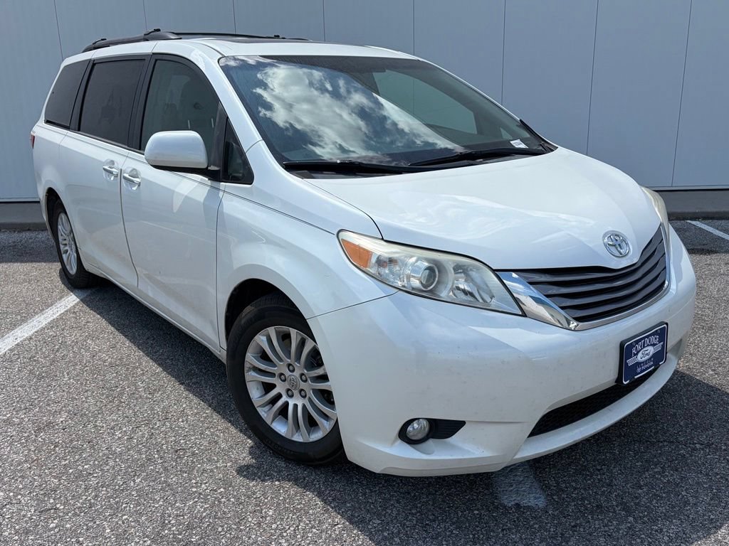 Used 2015 Toyota Sienna XLE w/ XLE Navigation Package FWD image 10