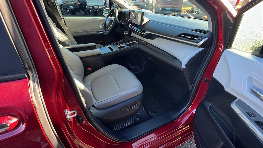 Used 2025 Toyota Sienna XLE image 17