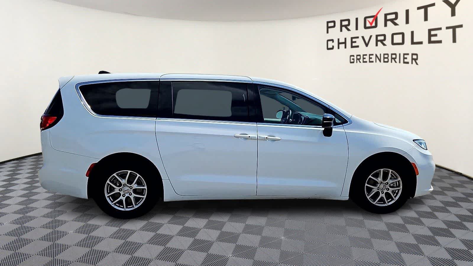 Used 2024 Chrysler Pacifica Touring-L FWD image 9