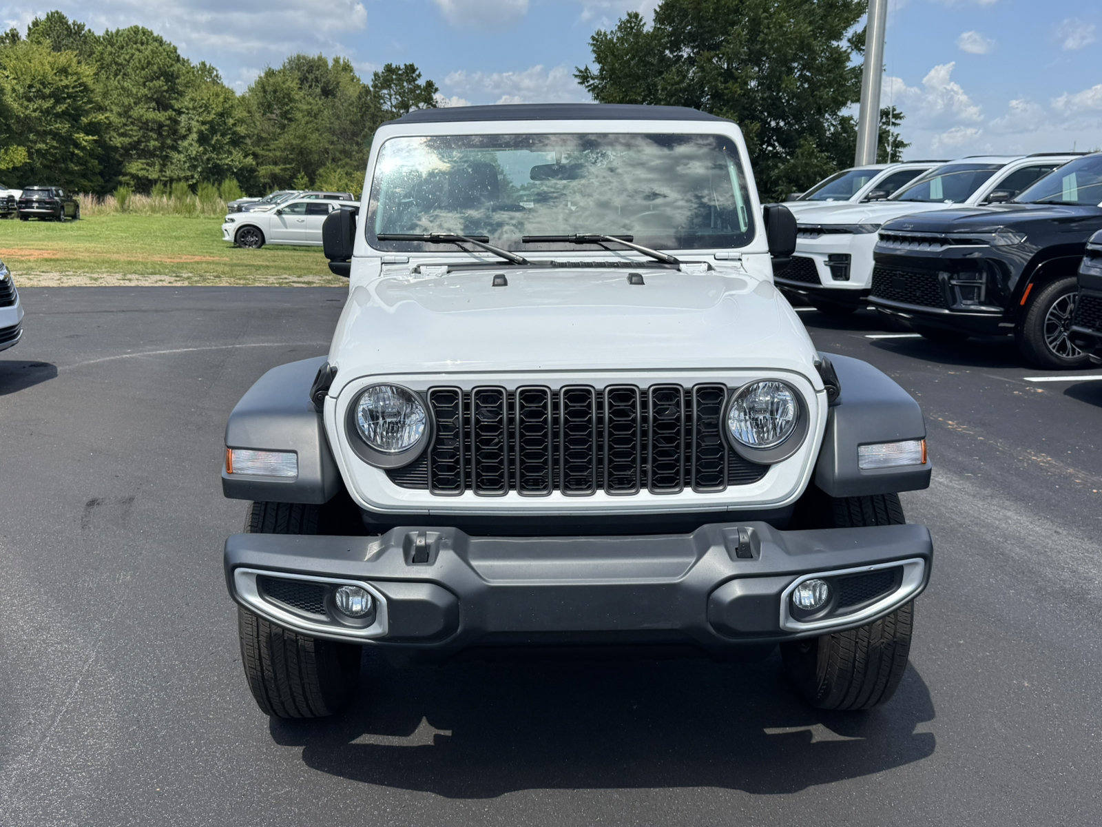 Used 2025 Jeep Gladiator Sport AWD/4WD image 2