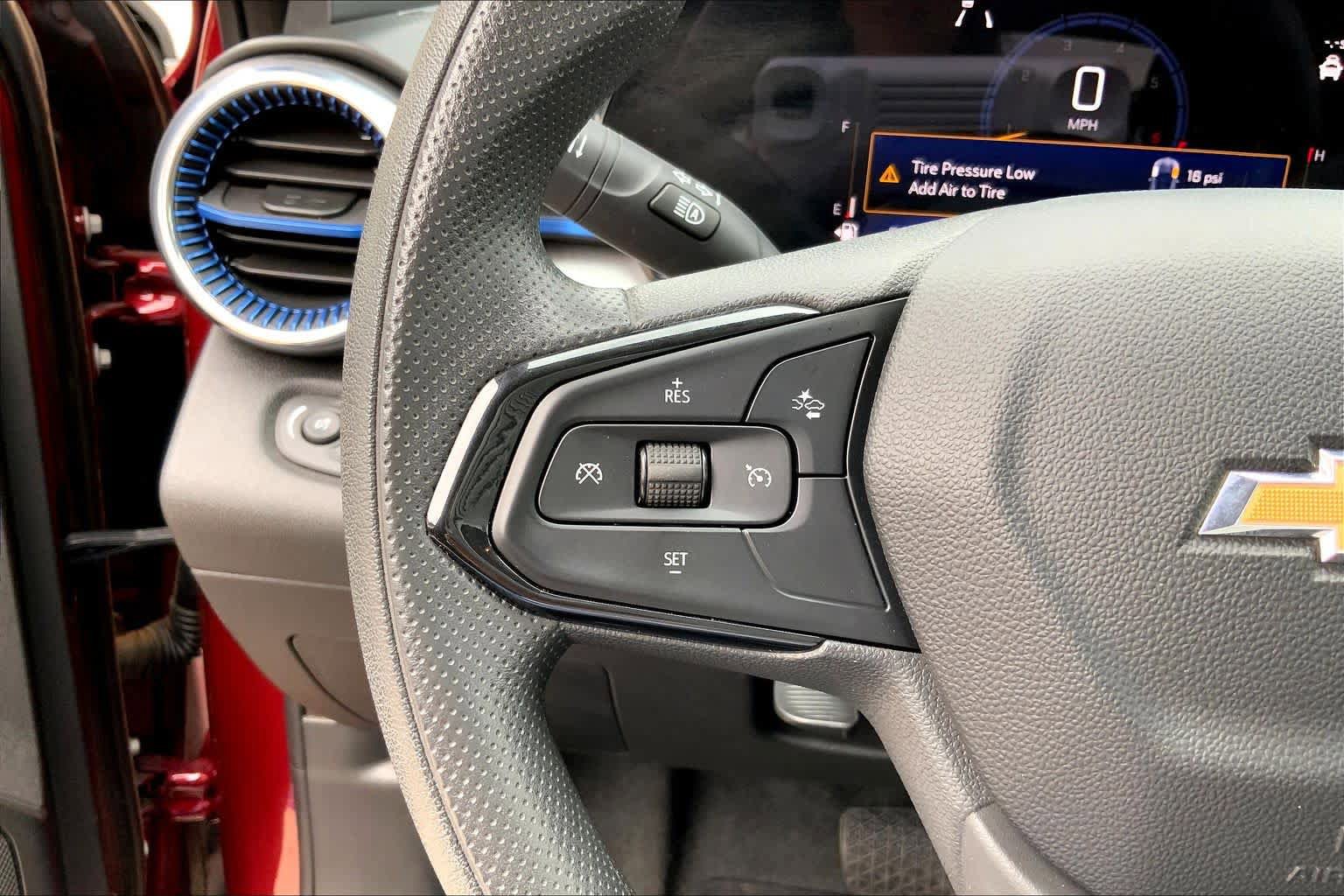 Used 2025 Chevrolet Trax LT FWD image 23