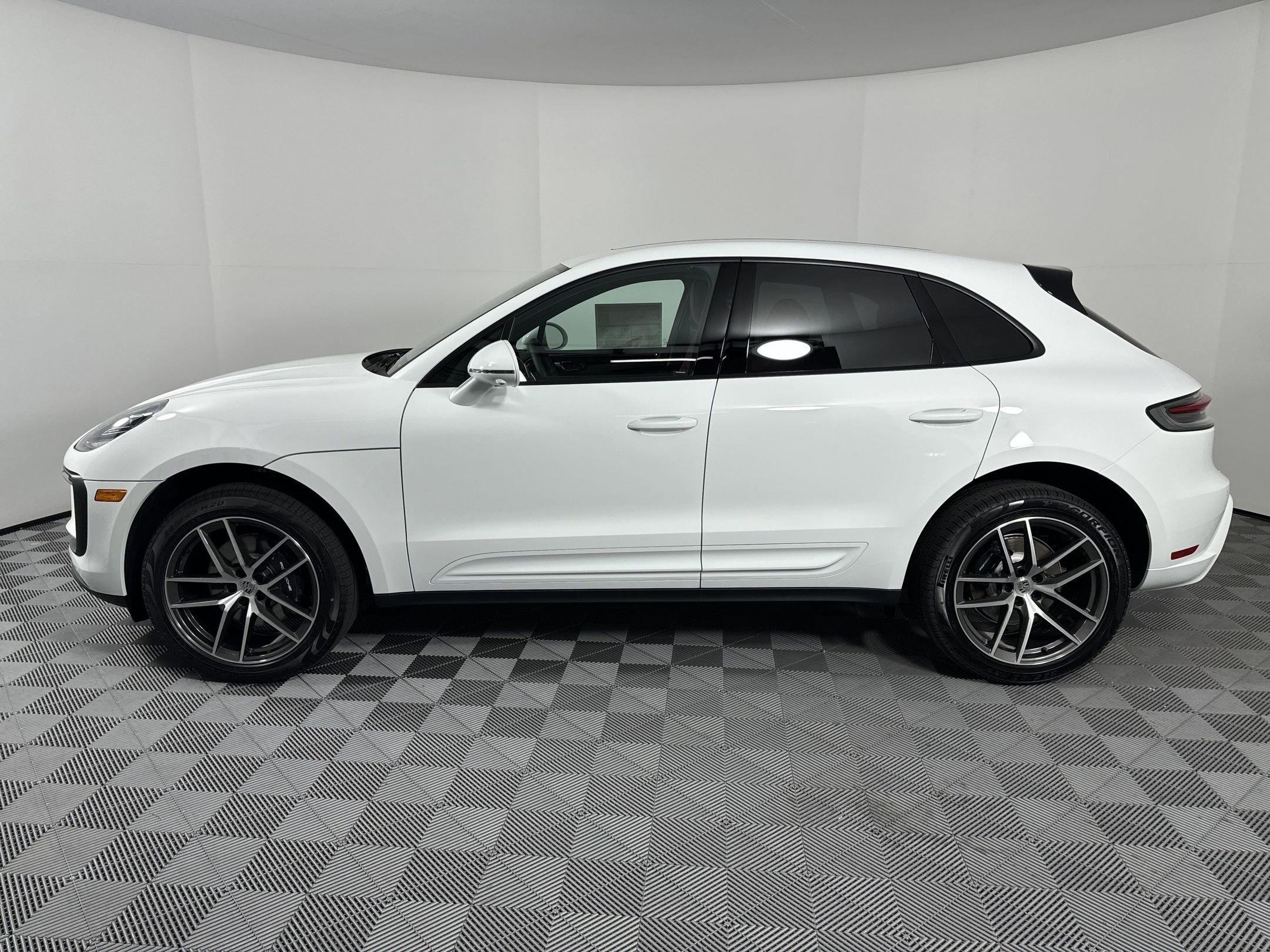 Certified 2025 Porsche Macan image 2