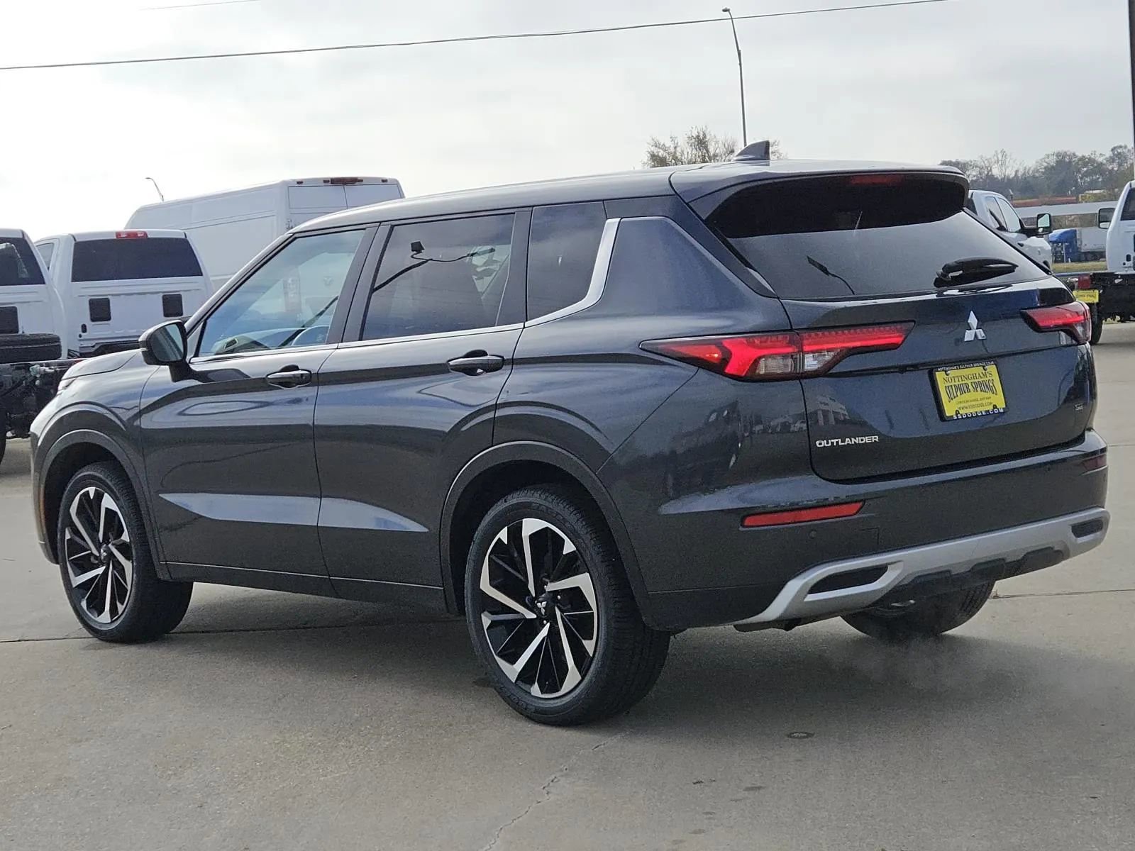 Used 2024 Mitsubishi Outlander SE Black Edition image 4