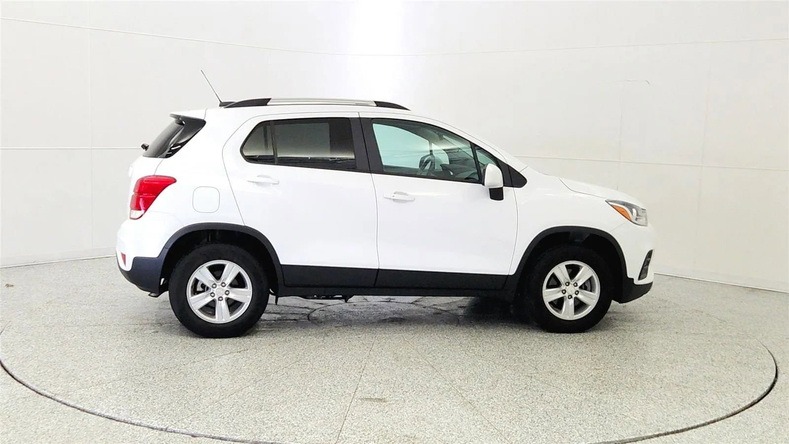 Used 2021 Chevrolet Trax LT w/ LT Convenience Package image 8