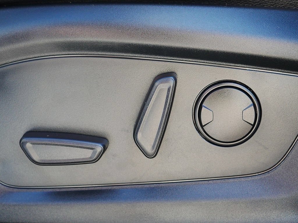 Used 2020 Ford Explorer XLT w/ Equipment Group 202A AWD/4WD image 14