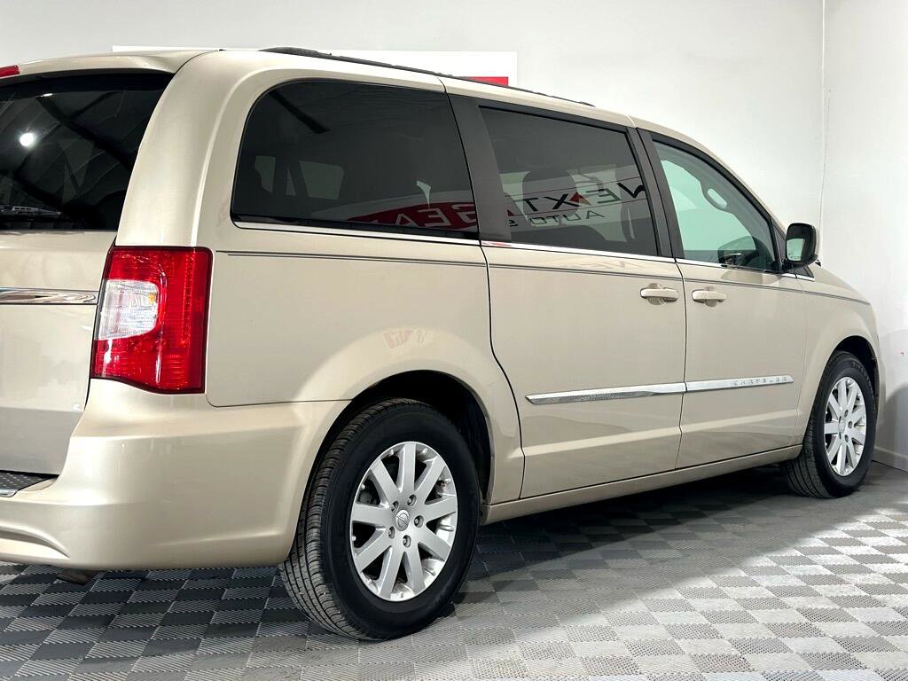 Used 2014 Chrysler Town & Country Touring image 9