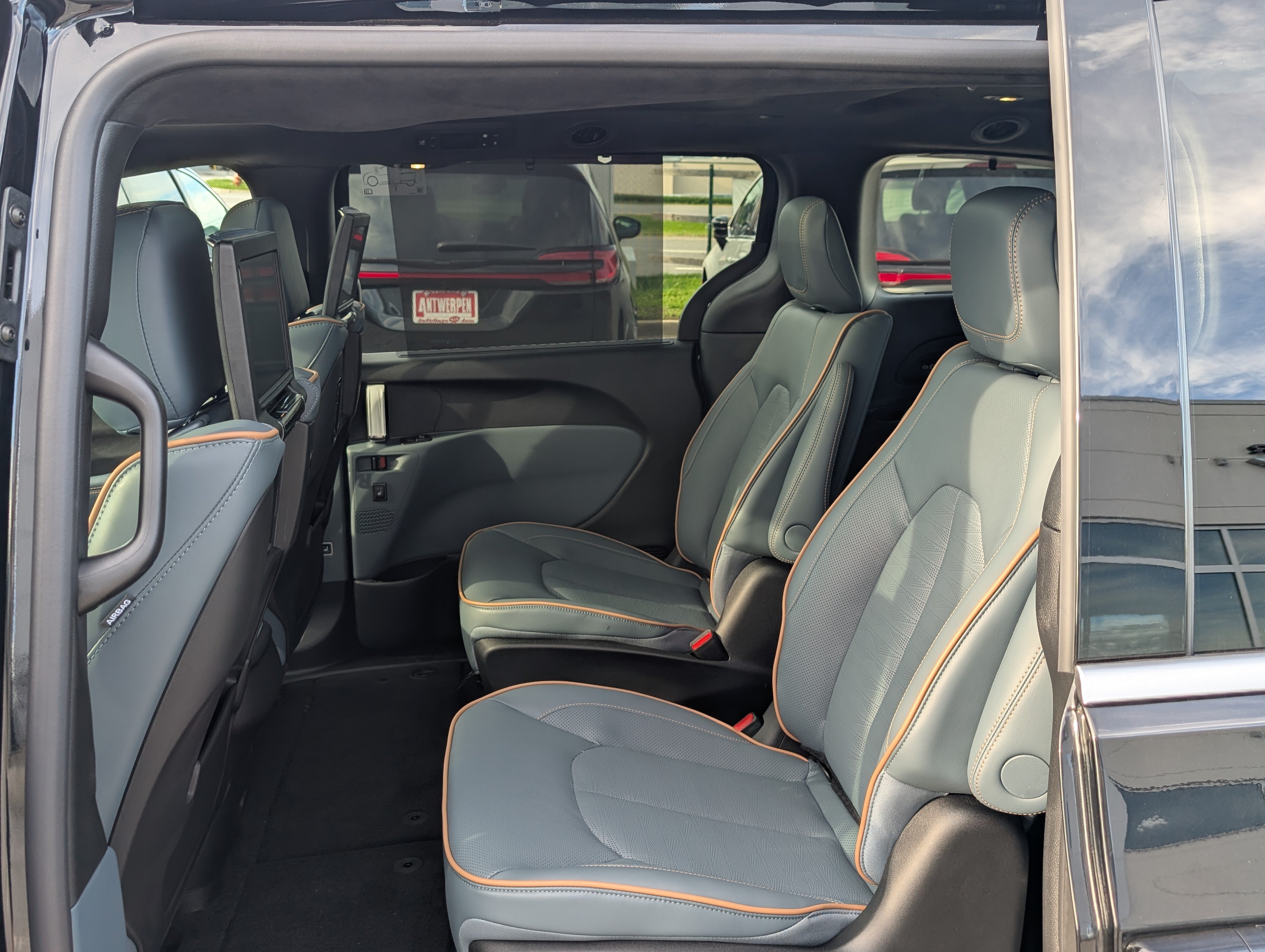 New 2027 Chrysler Pacifica Pinnacle w/ Theater Group AWD/4WD image 14