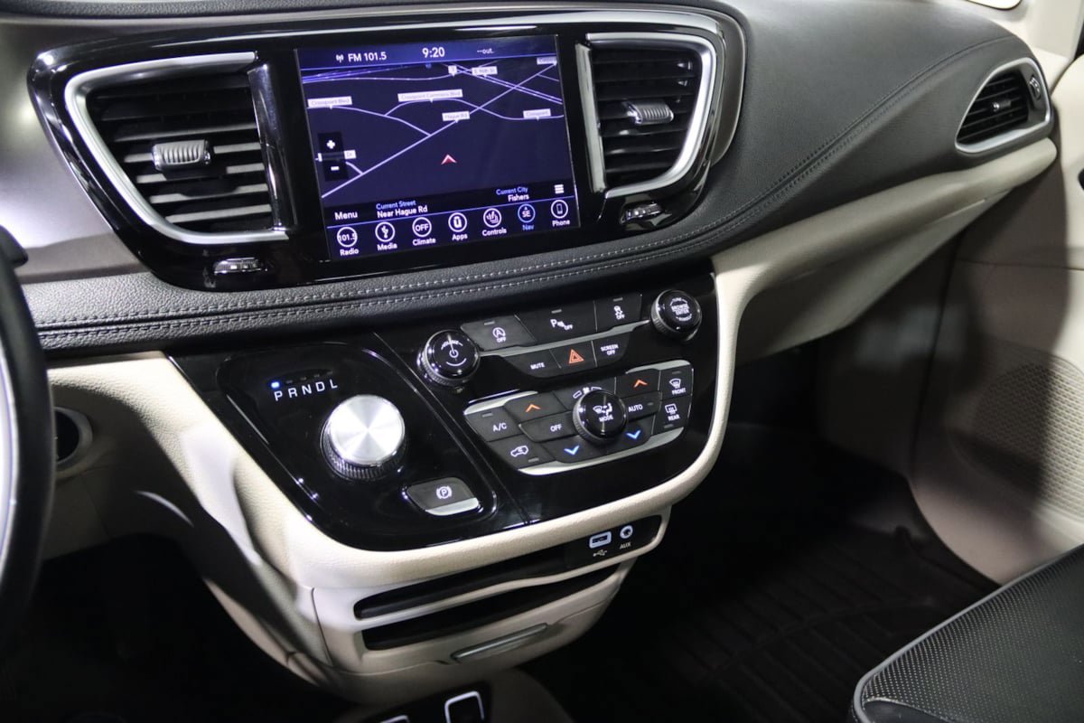 Used 2018 Chrysler Pacifica Limited FWD image 50