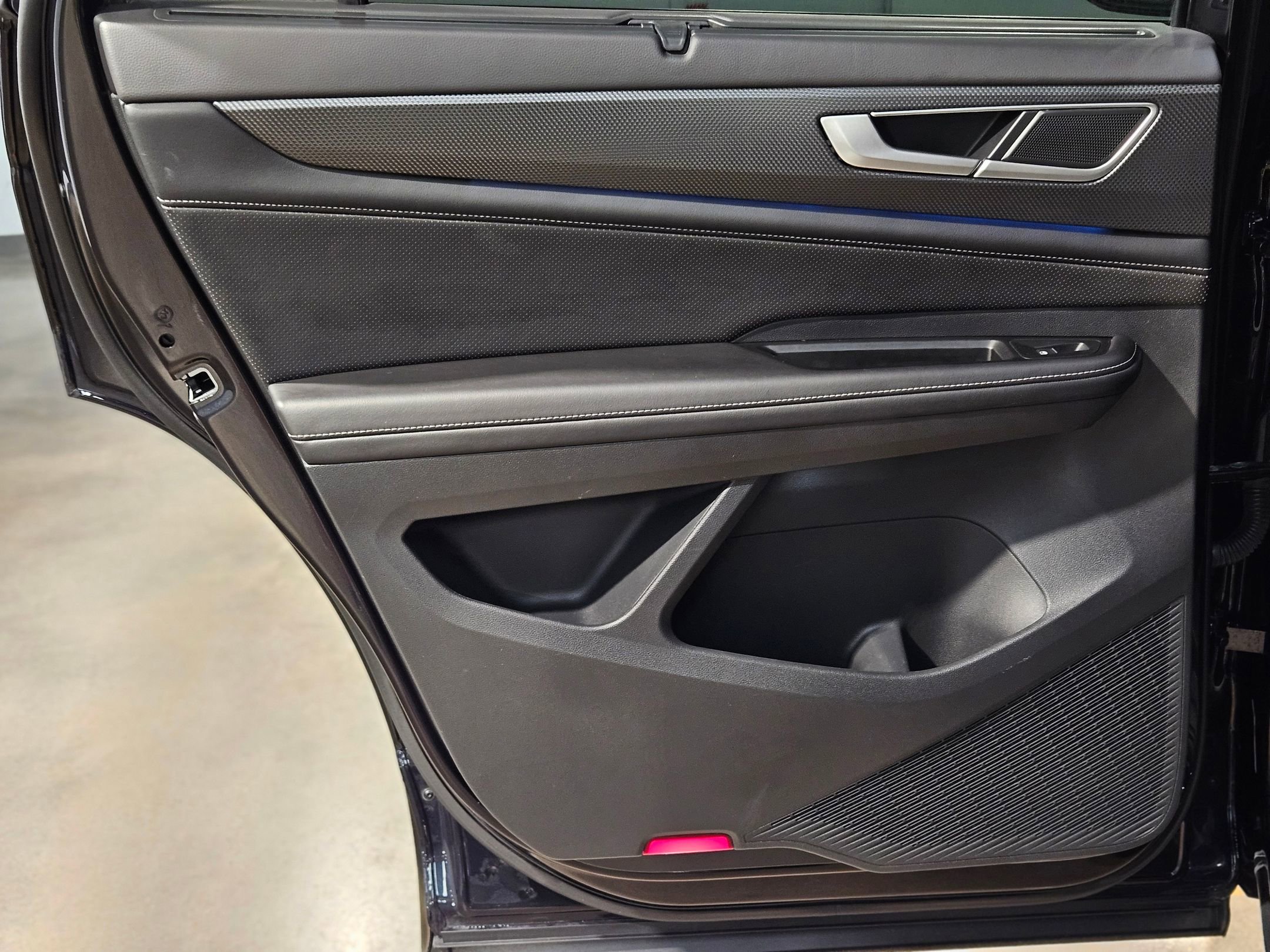 Used 2024 Volkswagen Atlas Cross Sport SEL R-Line image 34