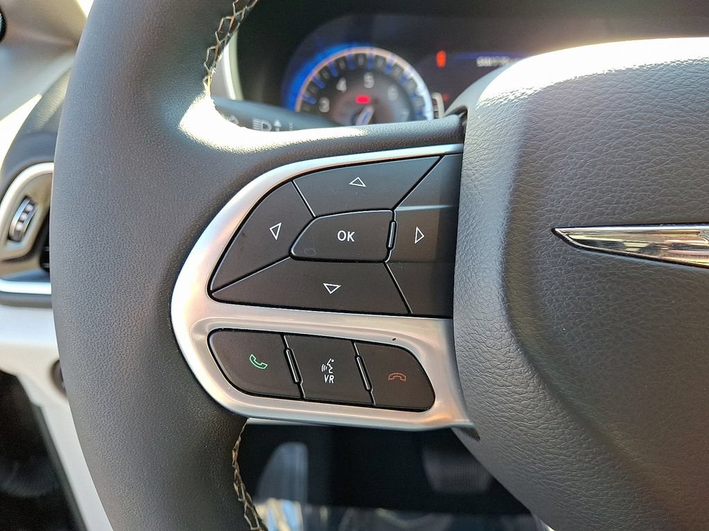 Used 2023 Chrysler Pacifica Touring-L FWD image 21
