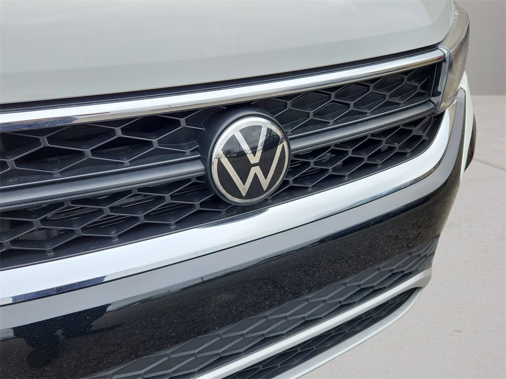 Used 2024 Volkswagen Taos SE w/ Panoramic Sunroof Package image 9