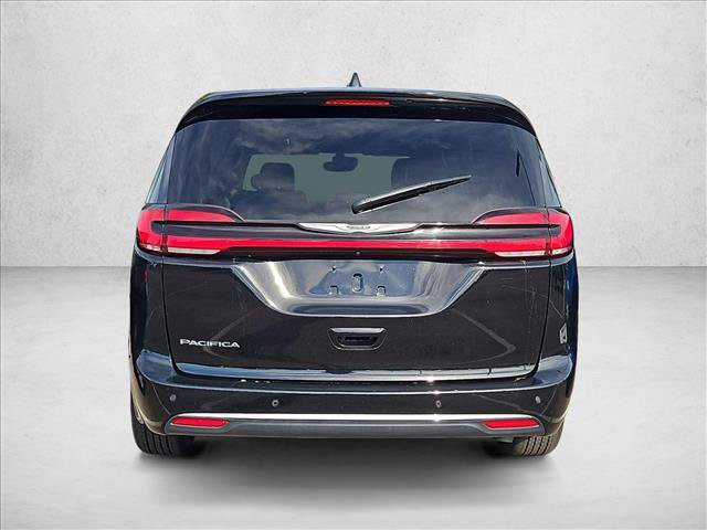 Used 2025 Chrysler Pacifica Select FWD image 6