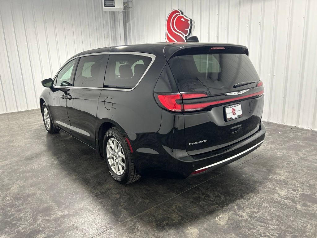 Used 2024 Chrysler Pacifica Touring-L FWD image 2