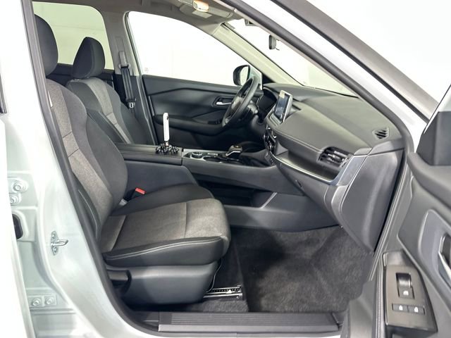 Certified 2025 Nissan Rogue SV image 28