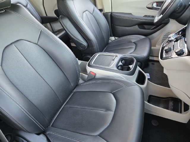 Used 2024 Chrysler Pacifica Touring-L FWD image 14