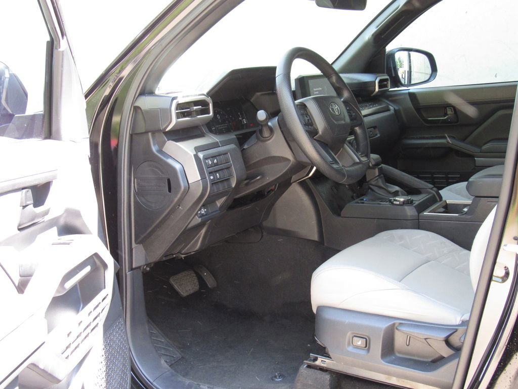 Used 2025 Toyota Tacoma SR5 AWD/4WD image 12