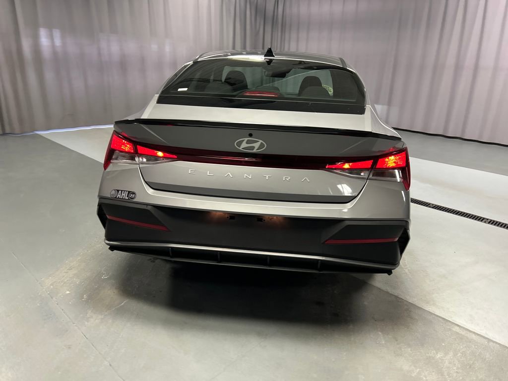 Used 2025 Hyundai Elantra Sport image 6