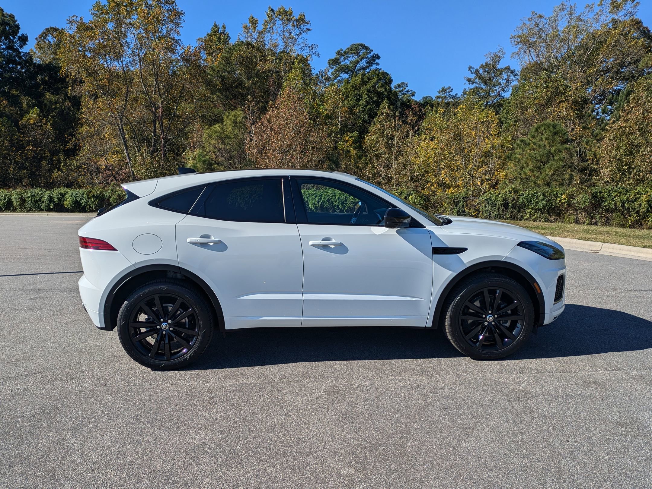 Used 2024 Jaguar E-PACE R-Dynamic SE image 4