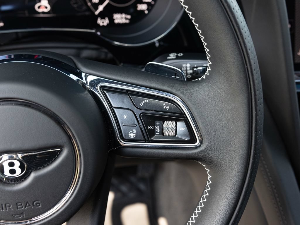 Used 2025 Bentley Bentayga AWD/4WD image 37