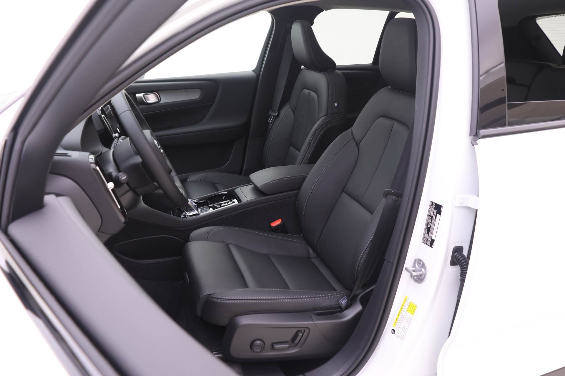 New 2025 Volvo XC40 B5 Ultra w/ Protection Package Premier AWD/4WD image 7