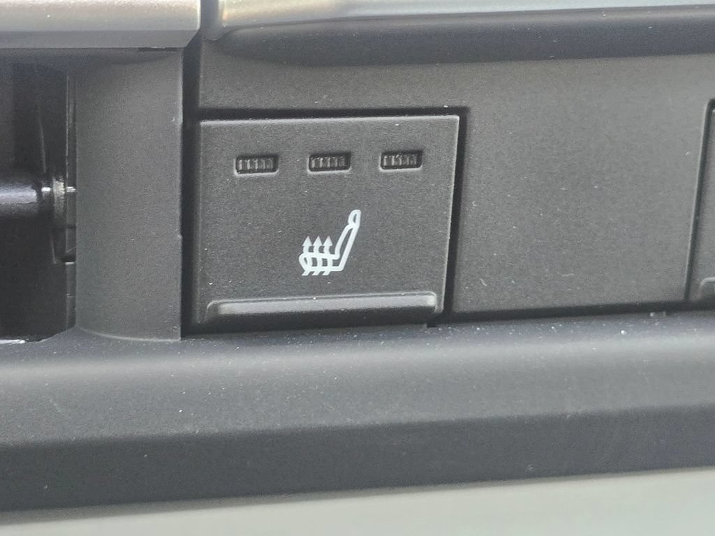 Used 2025 Toyota Sienna XLE FWD image 8