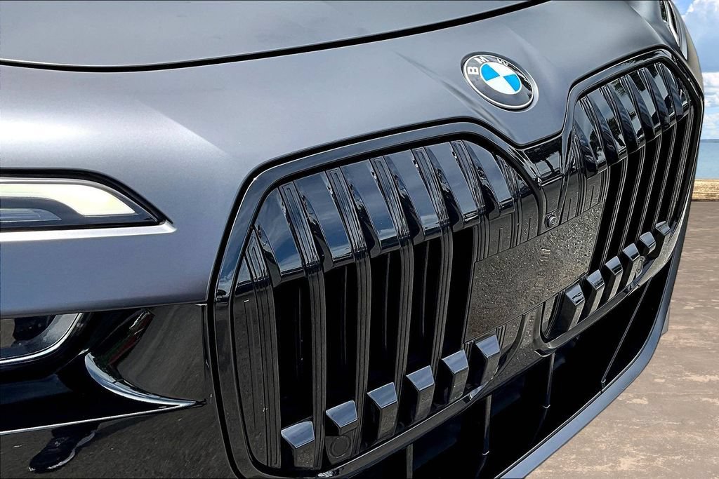 Used 2023 BMW 740i w/ Parking Assistance Package RWD image 33