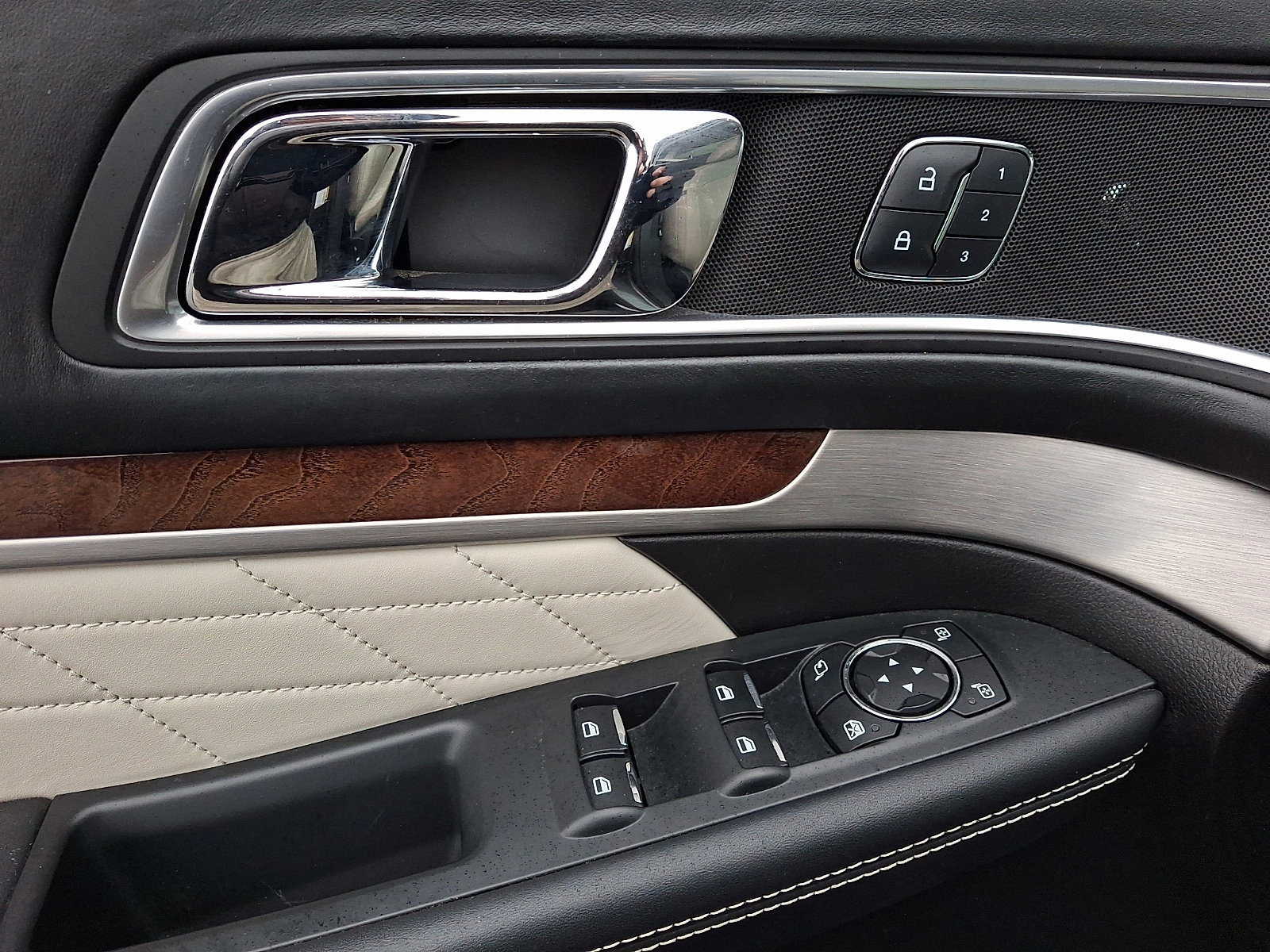 Used 2016 Ford Explorer Platinum image 14